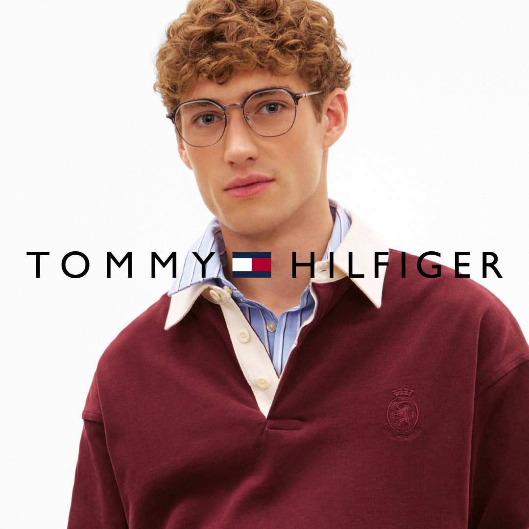 Das Bild zeigt einen Mann mit Brille in einem roten Pulli. Davor ist das Tommy Hilfiger Logo zu sehen.
